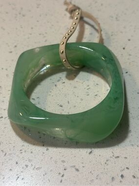 New! acrylic chunky bangle bracelet in green / new in tagged plastic